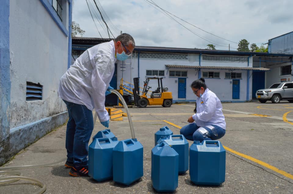 Entregan 11 mil galones de alcohol en Cauca