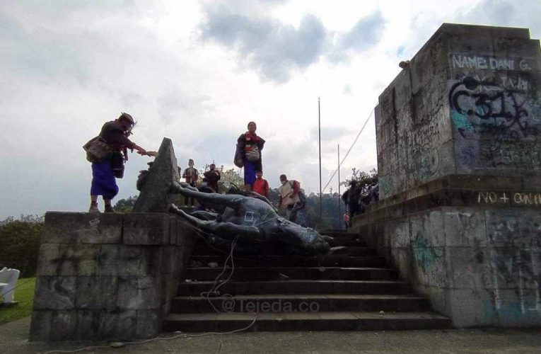Indígenas derriban estatua de Belalcázar en El Morro