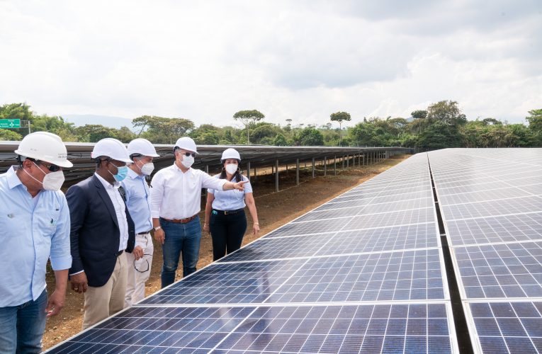 Presidente Duque entregó planta de generación de energía solar en Santander