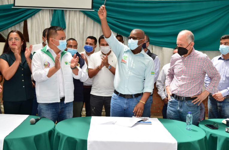 Firmado contrato para pavimentación de vía que conduce al Plateado Argelia
